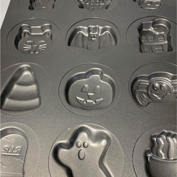 Wilton Halloween themed cookie small cake pan - Picture 3 of 3